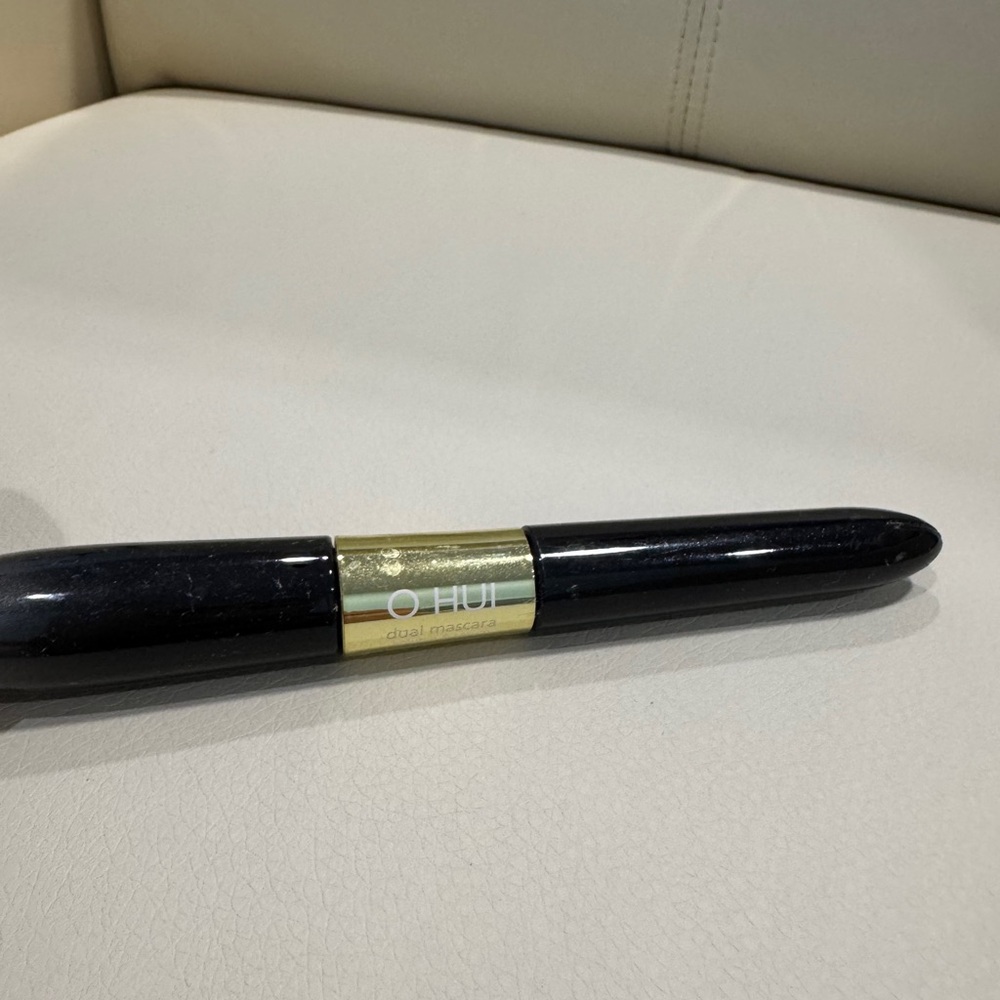 O Hui Dual Mascara in Black and Gold